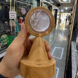 گوی چراغ‌دار کریستالی طرح ماه با پایه چوبی